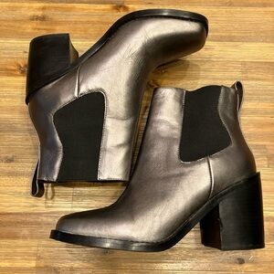 Design Lab Koallan size 8.5 silver pewter metallic slip‎ on glam ankle boot